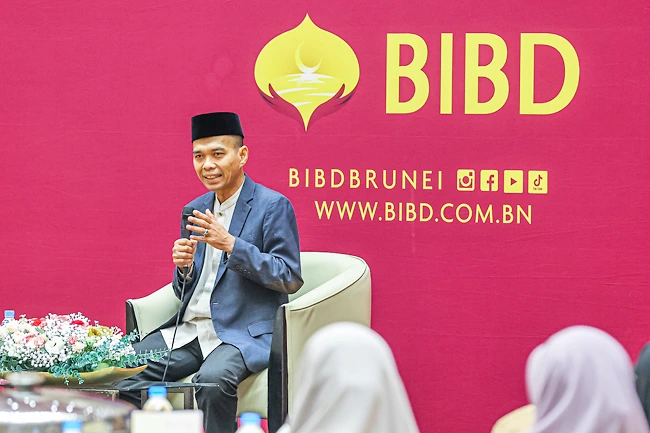 Professor Dr Ustaz Somad delivers a talk. PHOTO: RAFI ROSLI